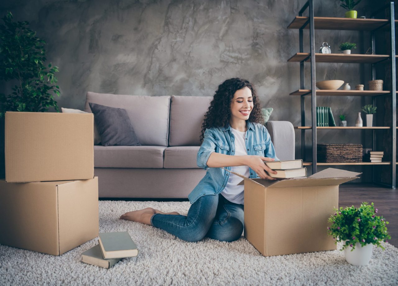 Single woman moving into new home after a stress-free closing